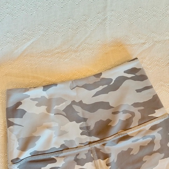 Beyond Yoga Gray Camouflage Leggings - Picture 3 of 4